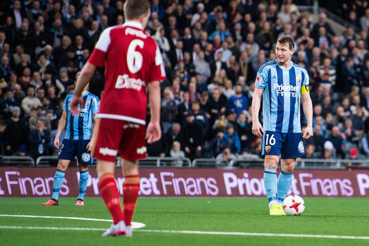 Djurgårdens Kim Källström gör sig redo för en frispark