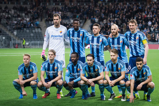 i170220 Djurgårdens spelare står uppställda för en