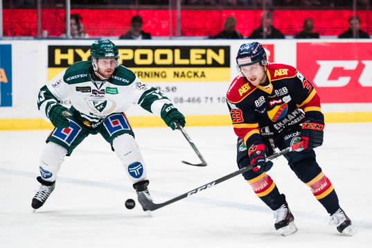 Färjestads Linus Persson i kamp om pucken med Djurgårdens