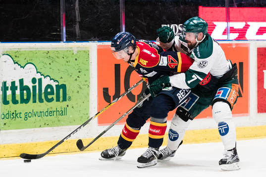 Djurgårdens Linus Johansson i kamp om pucken med