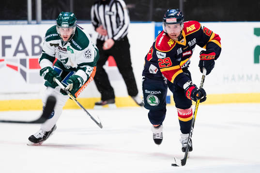 Färjestads Per Åslund jagar Djurgårdens Matt Anderson