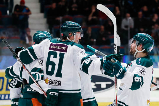 Färjestads Johan Ryno och Mikael Wikstrand  jublar