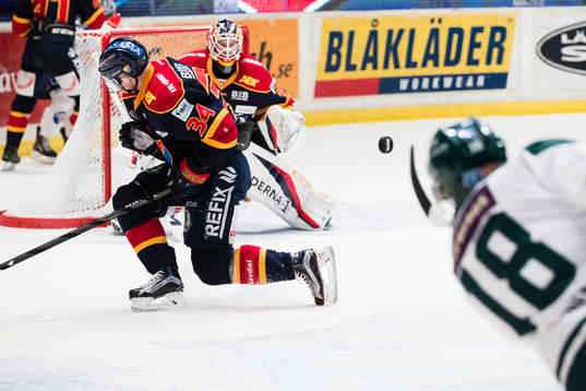 Djurgårdens Daniel Brodin täcker ett skott från