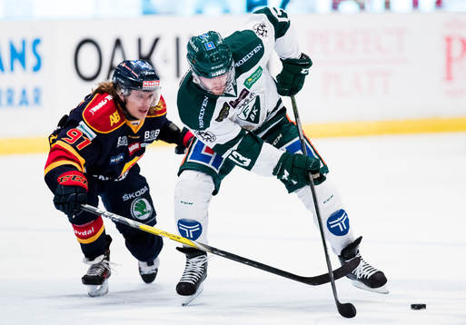 Djurgårdens Axel Jonsson Fjällby i kamp om pucken med