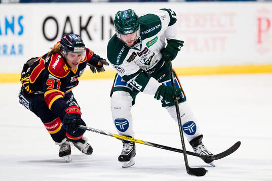 Djurgårdens Axel Jonsson Fjällby i kamp om pucken med