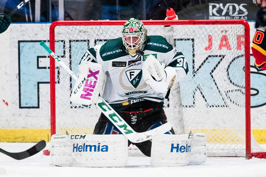 Färjestads målvakt Lars Haugen med en räddning