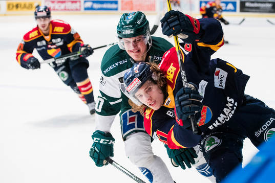 Färjestads Joel Eriksson Ek i en närkamp med Djurgårdens