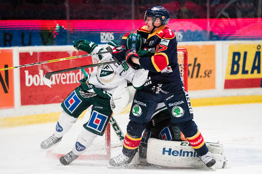 Djurgårdens Henrik Eriksson håller fast Färjestads