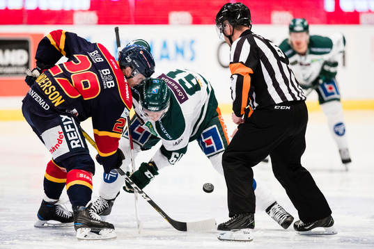 Djurgårdens Matt Anderson och Färjestads Johan Ryno tekar