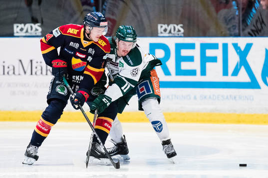 Djurgårdens Marcus Högström i kamp om pucken med