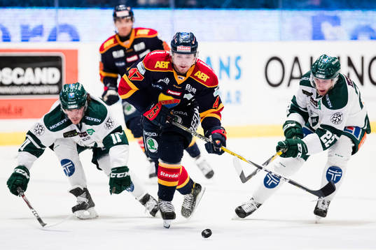 Djurgårdens Linus Johansson (m) jagas av Färjestads