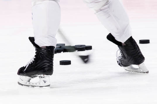 En spelare skjuter puckar