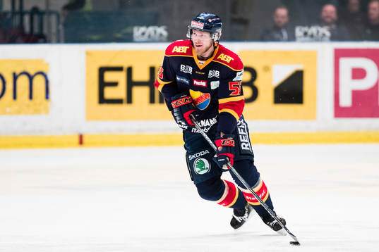 Djurgårdens Alexander Urbom med pucken