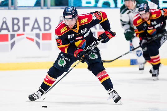 Djurgårdens Matt Anderson med pucken