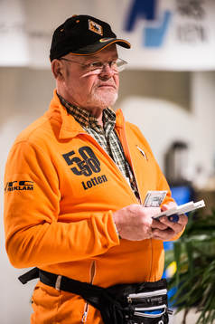 volontär som säljer 50/50 lotter ishockeymatchen i SHL