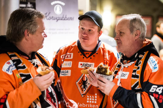 supportrar äter korv innan ishockeymatchen i SHL mellan