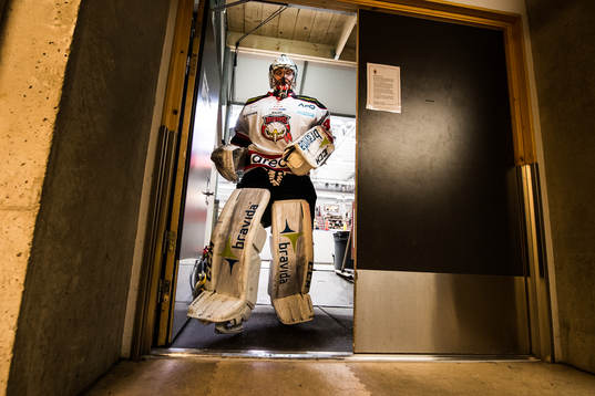 Malmö Redhawks målvakt Cristopher Nihlstorp på väg ut