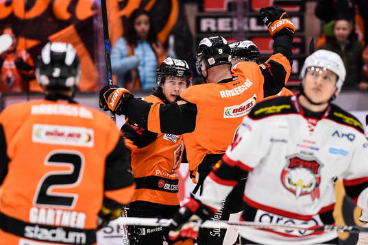 Karlskronas Filip Cruseman jublar