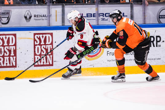 Malmö Redhawks Frederik Storm  och Karlskronas Emil Larsson