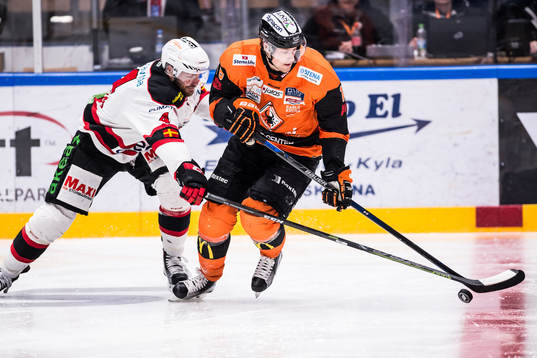 Karlskronas Emil Larsson  och Malmö Redhawks Noah Welch  i
