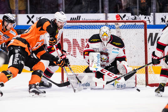 Malmö Redhawks målvakt Oscar Alsenfelt  räddar och