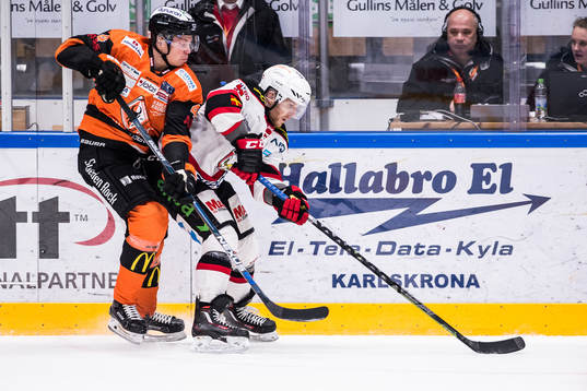Karlskronas Victor Aronsson  och Malmö Redhawks Frederik