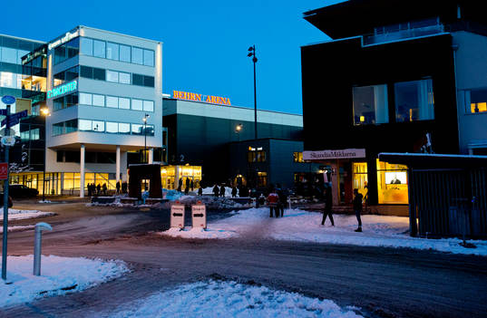 Ett vintrigt Behrn Arena med snö utanför