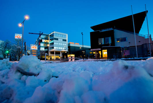 Ett vintrigt Behrn Arena med snö utanför