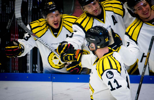 Brynäs Kevin Clark gör 0-1 och jublar