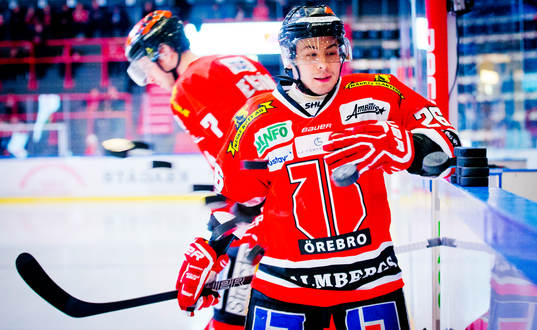 Örebros Greg Squires puttar ned uppvärmningspuckarna