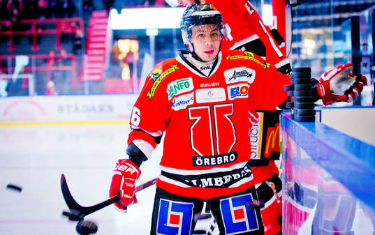 Örebros Greg Squires puttar ned uppvärmningspuckarna