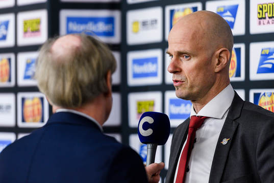 Luleås tränare Petter Lasu Nilsson blir intervjuad av