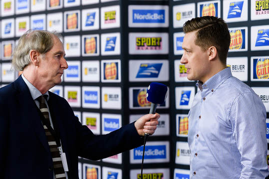 Växjös tränare Sam Hallam blir intervjuad av Cmore