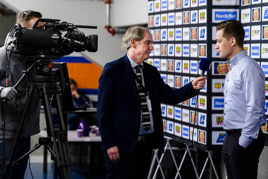 Växjös tränare Sam Hallam blir intervjuad av Cmore