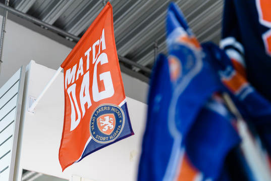 Souvenirflagga före ishockeymatchen i SHL mellan Växjö