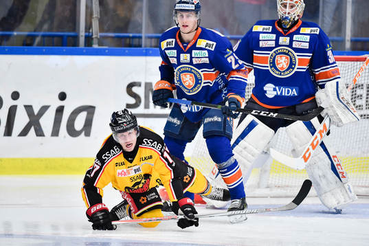 Luleås Andreas Falk framför Växjös Philip Holm och