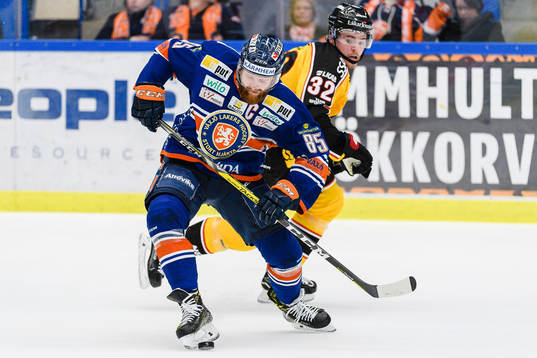 Växjös Liam Reddox jagas av Luleås Oscar Engsund