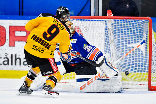 Luleås Johan Forsberg gör 0-1 på straff bakom  Växjös