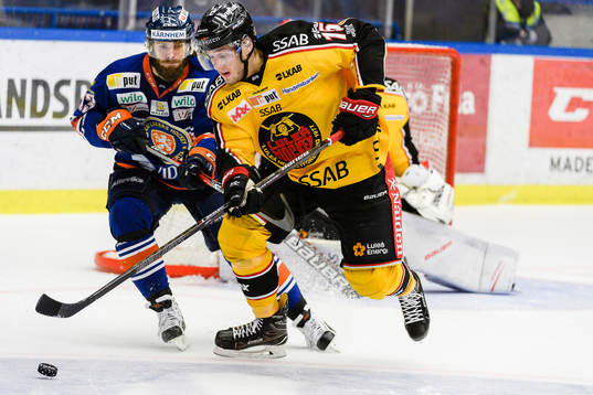 Luleås Christian Jaros jagas av Växjös Ville Leino