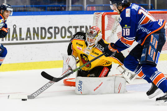 Växjös Dennis Everberg oroar vid Luleås målvakt Filip
