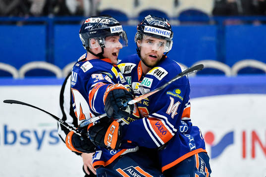 Växjös Olli Palola och Emil Pettersson jublar