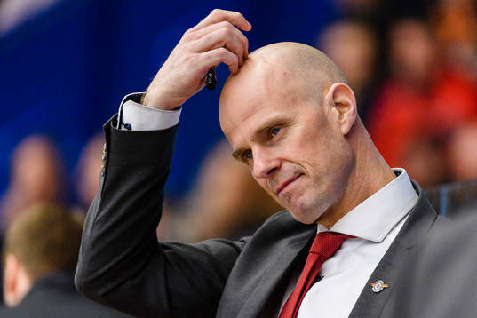 Luleås tränare Petter Lasu Nilsson kliar sig på huvudet