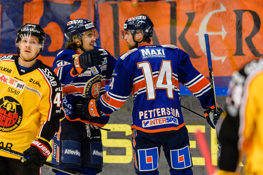 Växjös Adam Brodecki och Växjös Emil Pettersson jublar