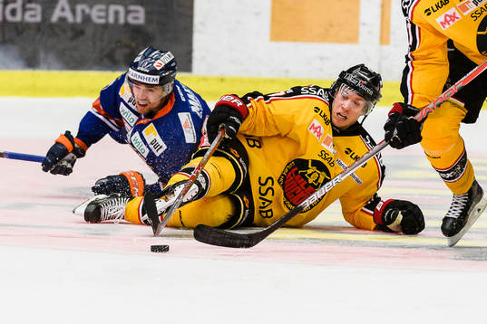 Luleås Andreas Falk ligger på isen och spelar pucken