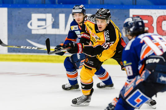 Luleås Karl Fabricius rensar pucken ur egen zon