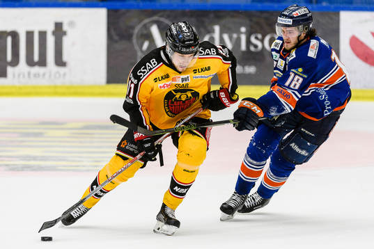 Luleås Petter Emanuelsson jagas av Växjös Dennis Everberg