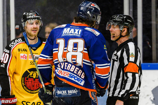 Växjös Dennis Everberg pratar med Domare Pehr Claesson