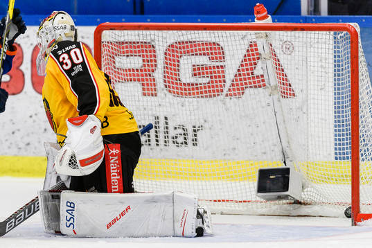 Växjös Olli Palola (ej i bild) skjuter pucken i mål till