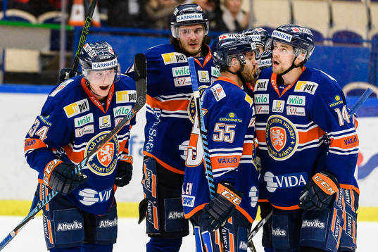 Växjös Olli Palola (till vänster) jublar