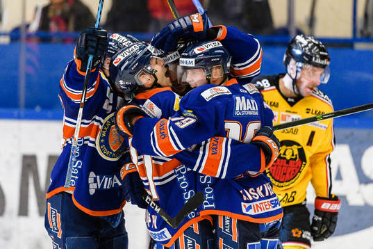 Växjös Cory Murphy och Tuomas Kiiskinen  jublar